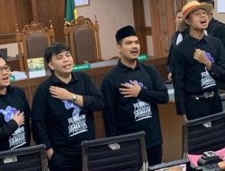 Ibunda Menangis Haru Saat Delpedro Divonis Bebas oleh PN Jakarta Pusat