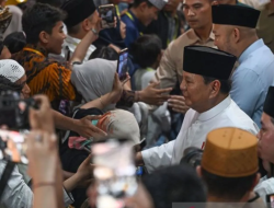 Prabowo Sapa dan Rangkul Warga saat Open House di Istana