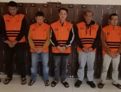 Bupati Rejang Lebong Fikri Thobari Pakai Rompi Oranye KPK Usai Terjaring OTT