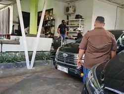 KPK Geledah Rumah Kadis Kominfo Kota Madiun, Dua Koper Barang Bukti Diamankan