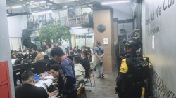Brimob Kawal Penggerebekan Judi Online Jaringan Internasional di Hayam Wuruk