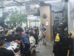 Brimob Kawal Penggerebekan Judi Online Jaringan Internasional di Hayam Wuruk