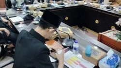 Viral! Anggota DPRD Jember Kepergok Main Game dan Merokok Saat Rapat, Publik Geram