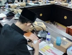 Viral! Anggota DPRD Jember Kepergok Main Game dan Merokok Saat Rapat, Publik Geram