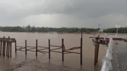 Detik-detik Jembatan Dermaga Sungai Landak Tanjabbar Ambruk, Dua Pekerja Masih Hilang
