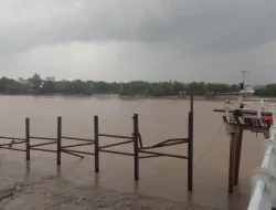 Detik-detik Jembatan Dermaga Sungai Landak Tanjabbar Ambruk, Dua Pekerja Masih Hilang