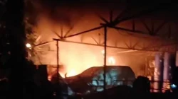 Geram Narkoba Merajalela, Warga Bakar Rumah Terduga Bandar di Rokan Hilir