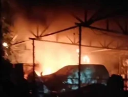 Geram Narkoba Merajalela, Warga Bakar Rumah Terduga Bandar di Rokan Hilir