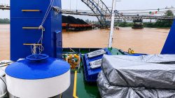 Tongkang Batu Bara Serempet Jembatan Muara Sabak, Tiga Tiang Pender Hilang
