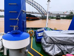 Tongkang Batu Bara Serempet Jembatan Muara Sabak, Tiga Tiang Pender Hilang