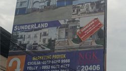 Tidak Bayar Pajak, Reklame Perumahan NGK Jambi di Segel Merah