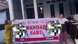 Rumah Pasutri Diduga Bandar Sabu Dikepung Emak-Emak di Tanjab Barat