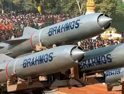 Prabowo Dikabarkan Akan Beli Rudal BrahMos dari India, Ekonom Ingatkan Risiko Utang Rp7 Triliun
