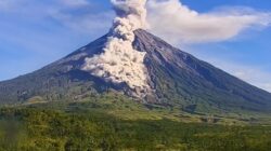Gunung Semeru Erupsi Dua Kali Pagi Ini, Tinggi Letusan Capai 1.200 Meter