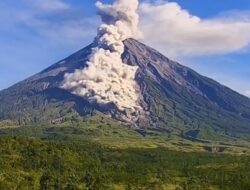 Gunung Semeru Erupsi Dua Kali Pagi Ini, Tinggi Letusan Capai 1.200 Meter