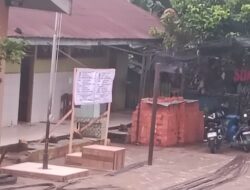 Ideal nya papan informasi berada di depan tempat pelaksanaan.bukan didalam yang tidak bisa di baca oleh publik