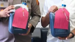 Siasat Baru Penyelundup, Truk Tangki BBM Ilegal Diangkut di Atas Tugboat