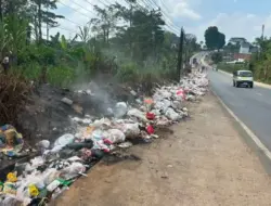 Sampah Berserakan di Mendalo Darat Muaro Jambi Penuhi Drainase, Warga Khawatir Banjir dan Penyakit