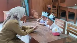 Hanya Dapat Dua Siswa Baru, Guru SDN 2 Plandaan Rela Iuran Demi Belikan Seragam
