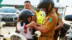 Naik Motor, Bupati Batang Hari Antar Anak ke Sekolah, Luangkan Waktu Demi Bentuk Karakter Anak