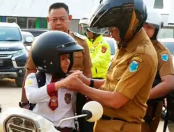Naik Motor, Bupati Batang Hari Antar Anak ke Sekolah, Luangkan Waktu Demi Bentuk Karakter Anak