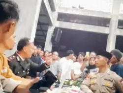 Peras Pemain Judol, Dua Oknum Polisi di Gresik Malah Dikepung Massa