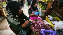 Buruh Pengupas Bawang di Jogja Bantah Upah Rp700 Ribu, Sehari Hanya Dapat Rp15 Ribu