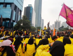 Demo BEM UI di Menara UOB Memanas, Mahasiswa dan Polisi Saling Dorong