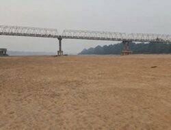 Sungai Barito Surut Parah, Bawah Jembatan Kalahien Berubah Bak Gurun Pasir