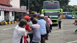 Dua Kali Ikut Lomba Tarik Bus, Ibu-ibu di Kalideres Berkelakar: Beban Hidup Lebih Berat