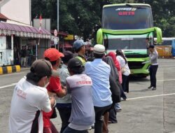 Dua Kali Ikut Lomba Tarik Bus, Ibu-ibu di Kalideres Berkelakar: Beban Hidup Lebih Berat