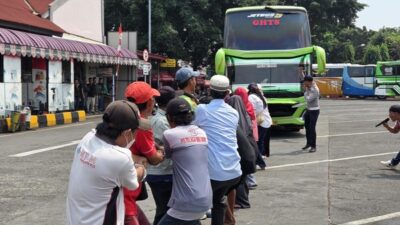 Dua Kali Ikut Lomba Tarik Bus, Ibu-ibu di Kalideres Berkelakar: Beban Hidup Lebih Berat